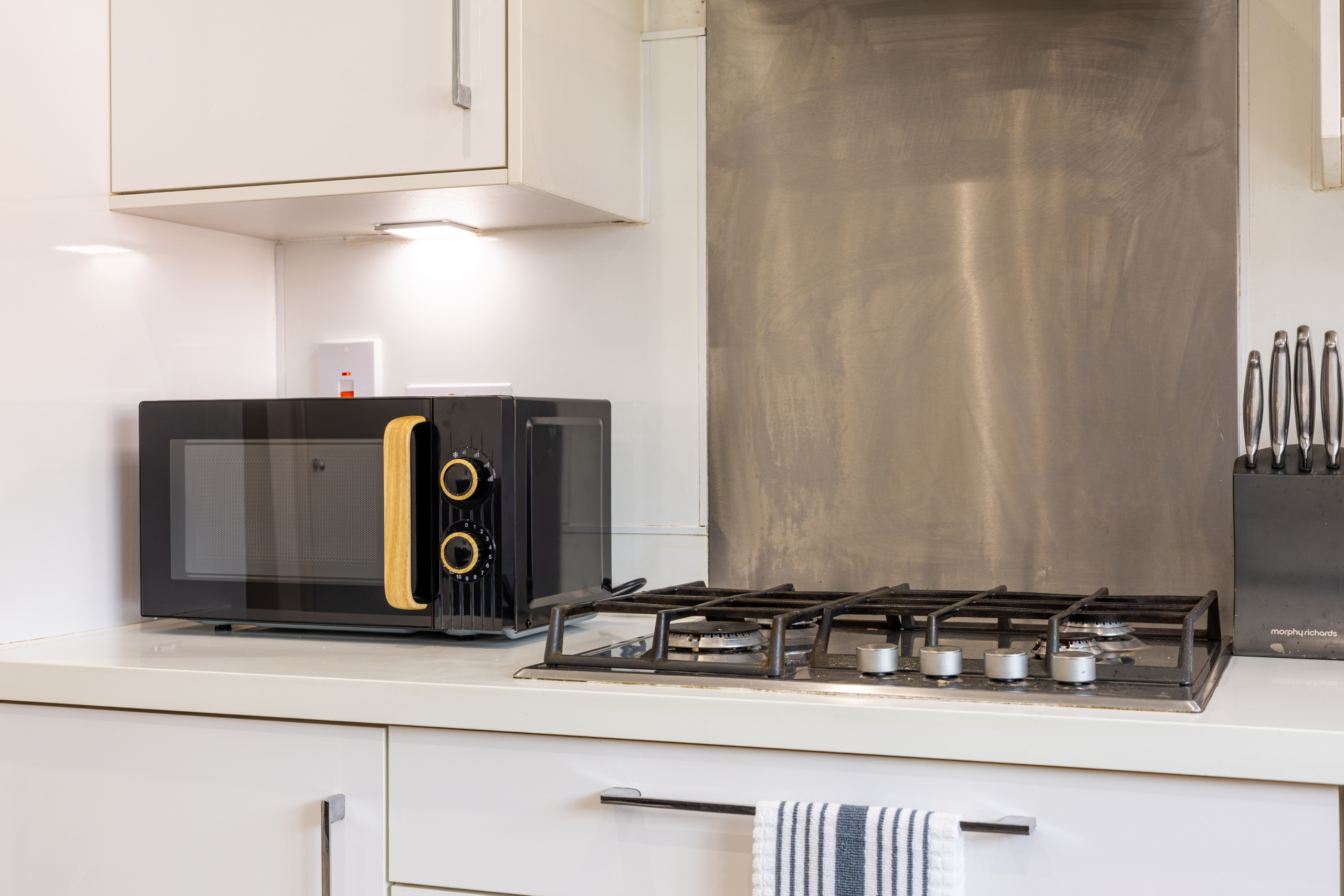 Kitchen stove + microwave